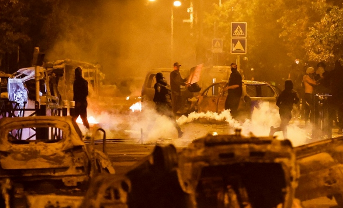Χάος στη Γαλλία για 5η μέρα - 1.350 καμμένα αυτοκίνητα, 234 κτίρια με ζημιές, ένας νεκρός - Μαρτυρία σοκ για τον φόνο
