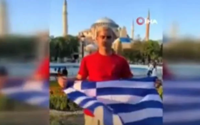 Τουρκία: Ποιος είναι ο Έλληνας που άνοιξε ελληνική σημαία μπροστά στην Αγία Σοφία – Η αντίδραση Τσελίκ