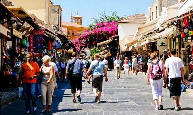 Τουρισμός: Τι πραγματικά συμβαίνει με τη φετινή σεζόν – Οι αφίξεις και τα έσοδα