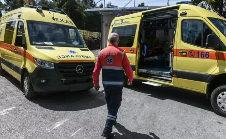 Αντιδρούν οι εργαζόμενοι του ΕΚΑΒ για τα μικτά πληρώματα – «Κίνδυνος να χαθούν περισσότερες ανθρώπινες ζωές»