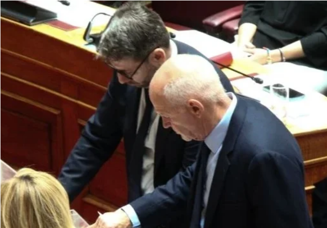 Χαμός με την γκάφα του Ανδρουλακη στη βουλη: Έριξε λάθος ψηφοδέλτια