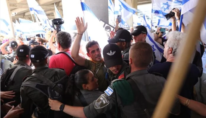Καταγγέλλοντας υπουργούς του Νετανιάχου, παραιτήθηκε ο αστυνομικός διευθυντής του Τελ Αβίβ