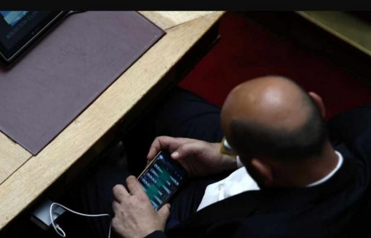 Ξεκίνησαν να «εργάζονται» στην Βουλή: Το διαδικτυακό τάβλι «πάει»… σύννεφο