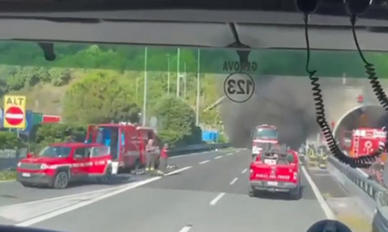 Ιταλία: Φωτιά ξέσπασε σε λεωφορείο σε αυτοκινητόδρομο κοντά στην Γένοβα – Σώοι οι επιβάτες
