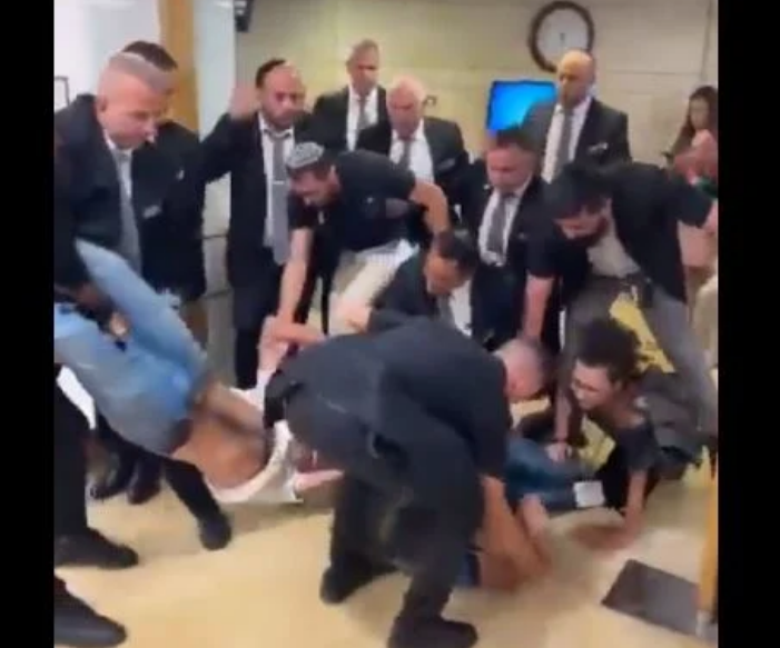 Ισραήλ: Εισβολή διαδηλωτών στην Βουλή, για την αμφιλεγόμενη μεταρρύθμιση του δικαστικού συστήματος – Τους έβγαλαν σέρνοντας