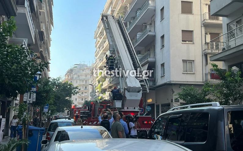 Θεσσαλονίκη: Μεγάλη επιχείρηση της Πυροσβεστικής για φωτιά σε ιδιωτική κλινική – Απομακρύνονται ασθενείς