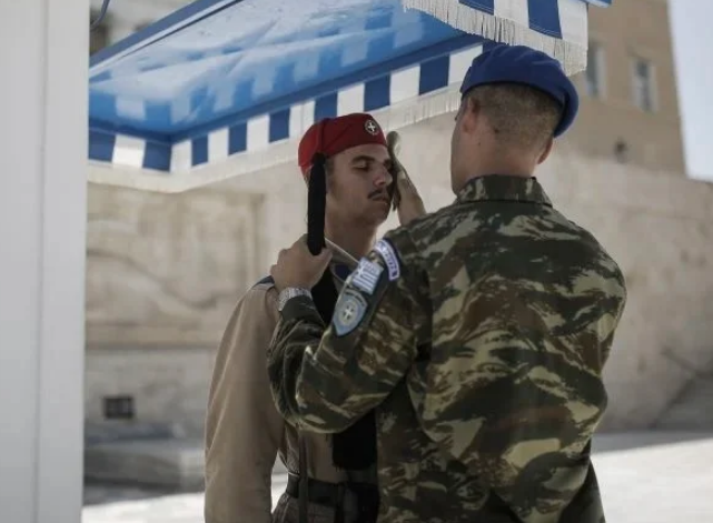 Λεβέντες οι εύζωνες παρα τους 40 βαθμούς καυσωνα