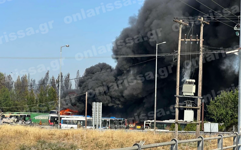 Λάρισα: Μεγάλη φωτιά κοντά στον Πλατύκαμπο – Στις φλόγες σταθμευμένα λεωφορεία – ΦΩΤΟ και ΒΙΝΤΕΟ
