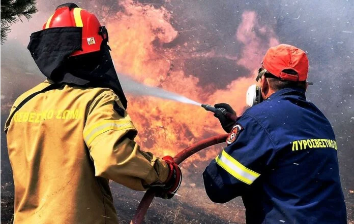 Ανεξέλεγκτο το πύρινο μέτωπο στη Μάνδρα – Στο έλεος της φωτιάς Νέα Ζωή και Νέος Πόντος