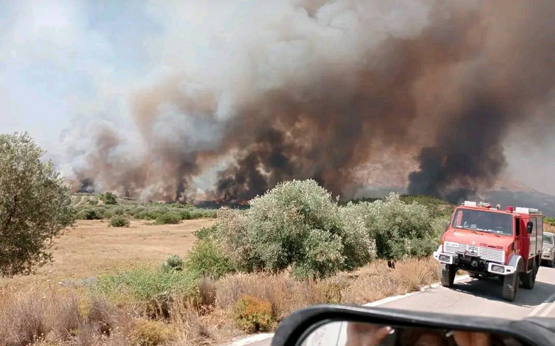 Ανεξέλεγκτη η φωτιά στη Ρόδο: Τέσσερα πύρινα μέτωπα – Εκκενώθηκαν χωριά, έκλεισε ο αρχαιολογικός χώρος της Κάμειρου