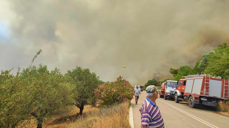 Η πύρινη «λαίλαπα» σαρώνει την Ρόδο: Σε ύφεση τα μέτωπα σε Δυτική Αττική και Λουτράκι