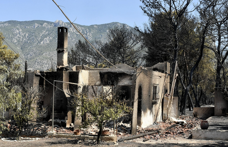 Φωτιά στο Λουτράκι: Στάχτη έγιναν πάνω από 40 σπίτια και 15.000 στρέμματα γης