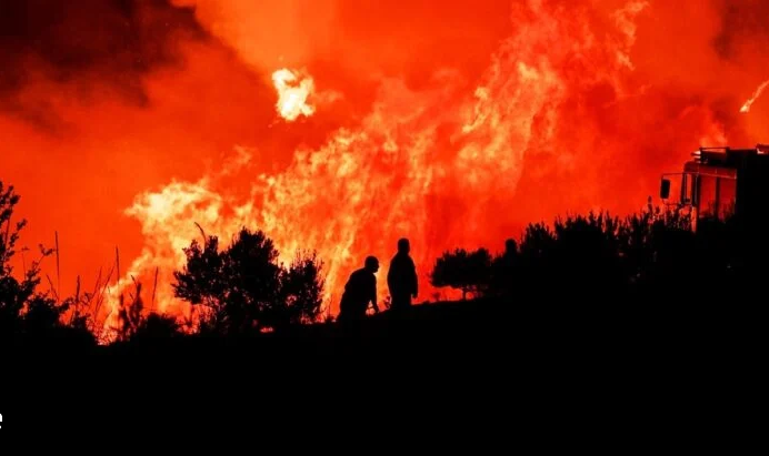 Τρίτη σερί νύχτα αγωνίας σε Μάνδρα και Ρόδο – Τρόμος για τις ακραίες θερμοκρασίες της Παρασκευής