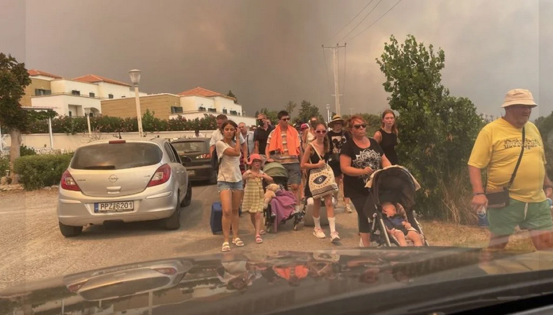 Φωτιά στη Ρόδο: Πάνω από 2.000 άνθρωποι έχουν απεγκλωβιστεί – Τιτάνια επιχείρηση σε εξέλιξη