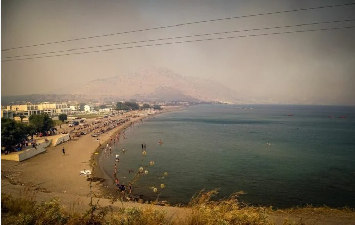 Πρώτη είδηση στα μεγάλα διεθνή ΜΜΕ η εκκένωση των τουριστών στη Ρόδο