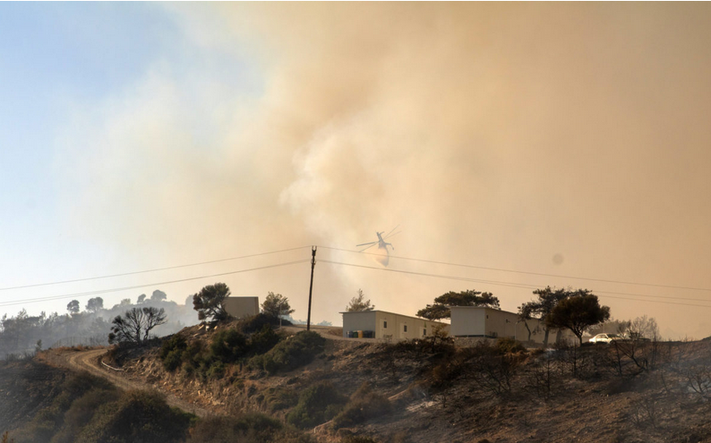 Φωτιά στη Ρόδο: Κυβερνητικό κλιμάκιο έφτασε στο νησί
