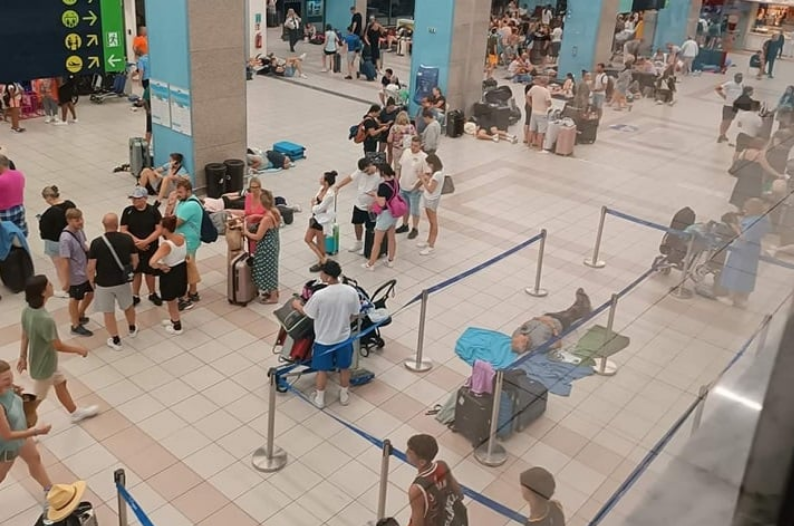 Φωτιά στη Ρόδο: Το αδιαχώρητο στο αεροδρόμιο του νησιού – Φεύγουν άρον άρον οι τουρίστες – ΦΩΤΟ