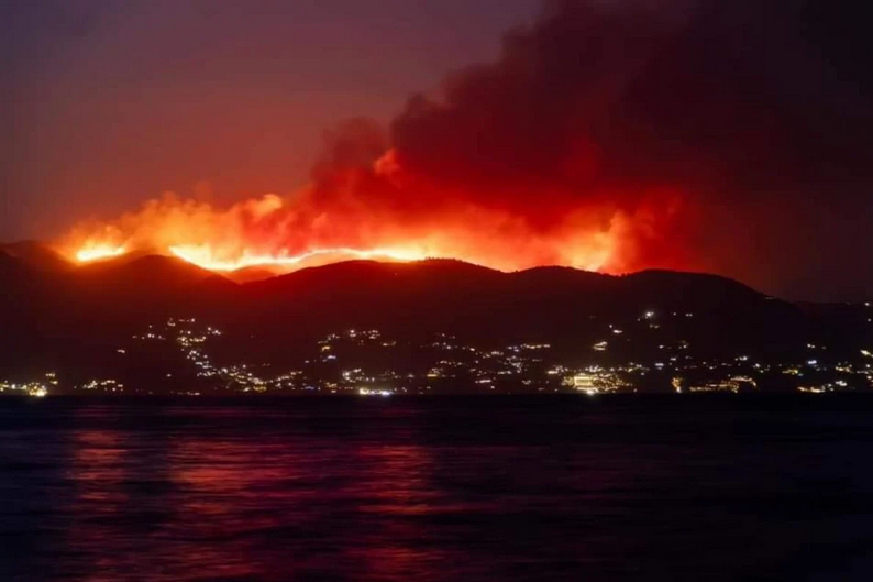 Εκτός ελέγχου η φωτιά στην Κέρκυρα: «Βροχή» τα μηνύματα από το 112 – ΦΩΤΟ