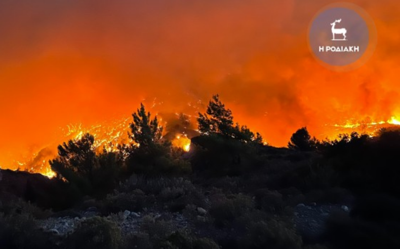 Τα πύρινα μέτωπα της Ρόδου είναι εκτός ελέγχου - Οι φλόγες καταπίνουν δάση και απειλούν τα χωριά μας (βίντεο)