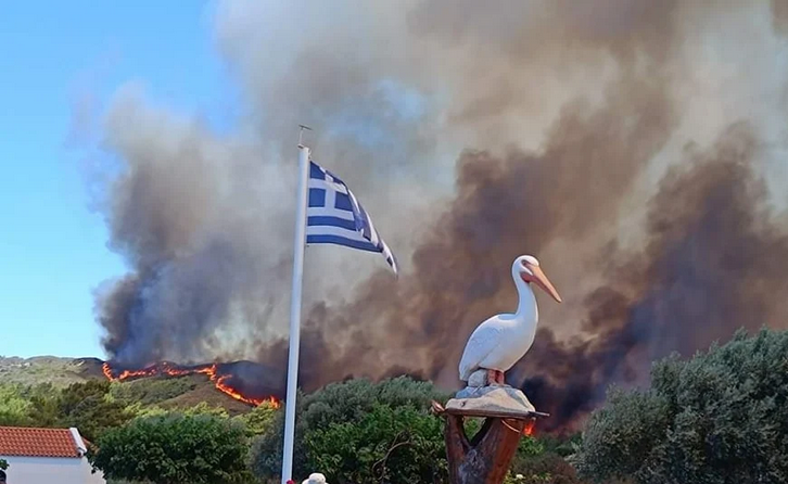 Φωτιά στη Ρόδο: Πύρινη κόλαση χωρίς τέλος – Εκκενώνεται το χωριό Βάτι