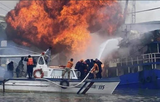 Καίγεται καράβι με χιλιάδες αυτοκίνητα – 1 νεκρός, πολλοί τραυματίες