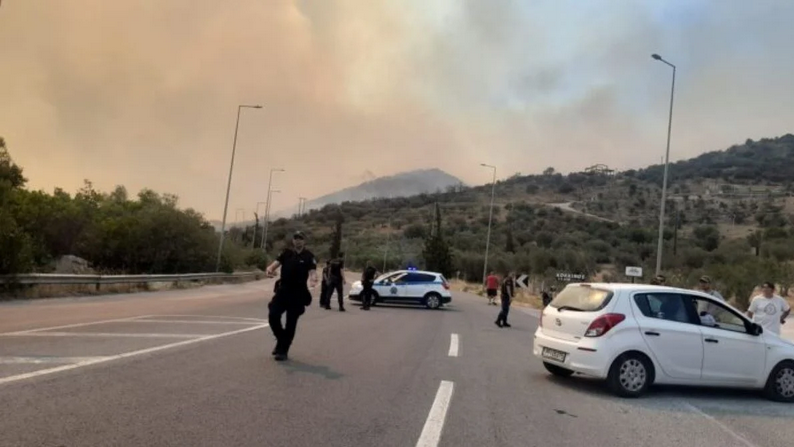 Εκτός ελέγχου η φωτιά στην Νέα Αγχίαλο: Ακούγονται εκρήξεις