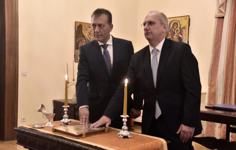Ορκίστηκαν Γιάννης Οικονόμου και Γιάννης Βρούτσης μετά την παραίτηση του Νότη Μηταράκη