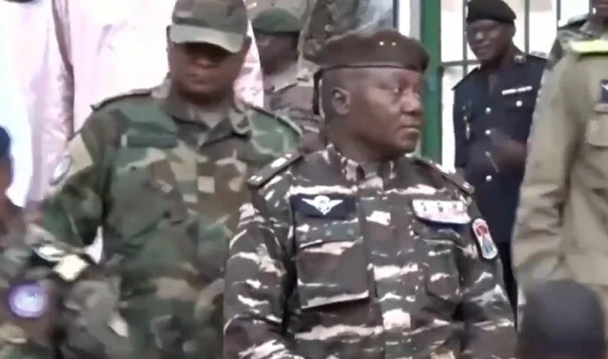 Reuters: Η Γαλλία δικαιούται να αναλάβει στρατιωτική δράση κατά του Νίγηρα!