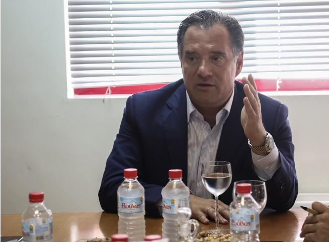 Αλλη μία φορά αποδεικνύεται ότι η εξουσία, ακόμα και αν είναι κανείς παρακοιμώμενος εκείνων που την ασκούν, πέραν της αλαζονείας, μάλλον αφαιρεί και τη δυνατότητα να σκέφτεται κάποιος λογικά. Το τελευταίο διάστημα, μετά την αναφορά του κ. Μητσοτάκη σε υποχωρήσεις οι οποίες θα αποτελέσουν την αφετηρία των διαπραγματεύσεων, με στόχο αυτές να οδηγήσουν στη Χάγη, μια σειρά από καθηγητές και αρθρογράφους άρχισε να δημοσιεύει άρθρα με τα οποία θέλει να δείξει σε όσους έχουν διαφορετική άποψη όχι πόσο συμφέρουσα είναι η Χάγη, αλλά πόσο επιβεβλημένο είναι να πάμε τώρα, έστω και με «θυσίες», γιατί όσο περνά ο καιρός, η Τουρκία βάζει κι άλλες διεκδικήσεις στο τραπέζι και, ταυτοχρόνως, ενισχύεται έναντι της Ελλάδας. Τα επιχειρήματα είναι του τύπου: Τώρα πρέπει να εκμεταλλευτούμε την ευκαιρία, που η Τουρκία έχει ανάγκη τη Δύση, να κλείσουμε το ζήτημα. Λανθασμένη διαπίστωση. Η Τουρκία στράφηκε στη Δύση, αλλά την ίδια στιγμή διατηρεί ισχυρούς δεσμούς με τη Ρωσία και την Κίνα. Ο Πούτιν πρόκειται να επισκεφτεί την Τουρκία εντός του Αυγούστου, ενώ η Κίνα συμμετείχε στην έκθεση οπλικών συστημάτων IDEF ’23, που διοργανώθηκε στην Τουρκία με 104 εταιρίες, ενώ οι ΗΠΑ με έξι! Την ίδια στιγμή η Τουρκία ενισχύει τη θέση της στον λεγόμενο «τουρκικό» αλλά και στον μουσουλμανικό κόσμο. Αρα, η στροφή της Τουρκίας στη Δύση δεν γίνεται με όρους «παράδοσης», αλλά με όρους σχετικής ισοτιμίας. Οπότε, αυτός που θα υποχωρήσει θα είναι η Ελλάδα, και όχι η Τουρκία. Οσο περνάει ο καιρός η Τουρκία βάζει στο τραπέζι νέες διεκδικήσεις, αρά, για να αποφύγουμε την πρόσθεση και άλλων διεκδικήσεων, πρέπει να λύσουμε τώρα το ζήτημα με τη γείτονα. Η διαπίστωση είναι σωστή, χωρίς όμως μία κρίσιμης σημασίας επισήμανση: Οτι η Τουρκία προσθέτει διεκδικήσεις όλα αυτά τα χρόνια, γιατί οι πολιτικές της Ελλάδας της αφήνουν χώρο που επιτρέπει την επέκταση των διεκδικήσεων. Αρα, αυτό που πρέπει να αλλάξει είναι οι πολιτικές της Ελλάδας, αντί να επιλέγουμε την πολιτική «ας πάει και το παλιάμπελο», όπως στην ουσία μας προτείνουν οι παρακοιμώμενοι της εξουσίας καθηγητάδες. Οι κύριοι Διακόπουλος, Φίλης, Λιάκουρας και Υφαντής σε άρθρο τους, που δημοσιεύθηκε στην «Καθημερινή», μεταξύ άλλων, αναφέρουν και το εξής επιχείρημα για να υποστηρίξουν τη θέση τους: Τα τελευταία 50 χρόνια όλοι οι συγκριτικοί δείκτες, ποιοτικοί και ποσοτικοί, έχουν μεταβληθεί εις βάρος μας. Το 1970 είχαμε σχεδόν ίδιο ΑΕΠ και η Τουρκία είχε τετραπλάσιο πληθυσμό. Σήμερα η Τουρκία έχει τετραπλάσιο ΑΕΠ από εμάς και σχεδόν εννεαπλάσιο πληθυσμό, με μέσο όρο ηλικίας τα 31 έτη, πολύ μικρότερο από τον δικό μας, που είναι περίπου 45 έτη. Οι τάσεις αυτές δεν φαίνεται να αναστρέφονται στο ορατό μέλλον. Οσον αφορά το ΑΕΠ, η κατάσταση επιδεινώθηκε μετά τις κρίσεις που βίωσε η ελληνική οικονομία από το 2008 και εντεύθεν, με καίρια ευθύνη αυτών που μας κυβερνούν εδώ και δεκαετίες. Η τάση αυτή ασφαλώς και αντιστρέφεται, αν αλλάξει πολιτική η Ελλάδα. Γιατί προεξοφλούν ότι δεν πρόκειται να αλλάξει; Πόθεν αυτό τεκμαίρεται; Οσον αφορά το πληθυσμιακό-δημογραφικό, προτού το επικαλεστούν ως επιχείρημα για να τρομάξουν -εξ αντικειμένου- τους Ελληνες, οι κύριοι καθηγητές θα μπορούσαν να ρίξουν μια ματιά στα δεδομένα γεννήσεων για το 2022 που δημοσιεύει η Τουρκική Στατιστική Υπηρεσία (https://data.tuik.gov.tr/Bulten/Index?p=Dogum-Istatistikleri-2022-49673). Αν το έκαναν, θα διαπίστωναν ότι οι δέκα κουρδικοί νομοί έχουν μέχρι και υπερτριπλάσιο δείκτη γεννήσεων από δέκα νομούς με τον μικρότερο δείκτη γεννήσεων στην Τουρκία. Οσον αφορά πολλούς άλλους νομούς που φιλοξενούν κουρδική διασπορά, οι δείκτες γεννήσεων είναι σχετικά υψηλοί, γιατί προσμετρώνται οι γεννήσεις των κουρδικών οικογενειών. Μάλιστα, υπάρχουν εκτιμήσεις που λένε ότι σε λίγα χρόνια -λιγότερα από 30- οι Κούρδοι θα είναι η μεγαλύτερη εθνική ομάδα στην Τουρκία. Αρα, το επιχείρημα αυτό μάλλον ως μειονέκτημα έπρεπε να το αναφέρουν, για να μην πούμε ως την «αχίλλειο πτέρνα» της Τουρκίας, παρά ως φόβητρο για να πάμε άρον άρον στη Χάγη. Επίσης, ο καθηγητής κ. Ροζάκης σε άρθρο του, που δημοσιεύτηκε κι αυτό πρόσφατα στην ίδια εφημερίδα, μεταξύ άλλων, αναφέρει: Αλλά κι αν υποθέσουμε ότι το εκκεντρικό αυτό επιχείρημα της Τουρκίας θα υπερκεραστεί με την επικράτηση της κοινής λογικής, η οποία υποστηρίζει ότι η κυριαρχία δεν μπορεί να αμφισβητηθεί παρά μόνο με ρητό περιορισμό της, κάτι που η Συνθήκη της Λωζάννης ούτε καν υπαινίσσεται, παραμένει στο ακέραιο το αίτημα της αποστρατιωτικοποίησης των νησιών, που κι αυτό θα πρέπει να βρει τη λύση του, με την επικράτηση της καλής πίστης και των συναλλακτικών ηθών. Ο ίδιος ο κ. καθηγητής γνωρίζει πού στηρίζει το «θα πρέπει να βρει τη λύση του» το αίτημα της αποστρατιωτικοποίησης των νησιών, «με την επικράτηση της καλής πίστης και των συναλλακτικών ηθών», εμείς απλώς να του υπενθυμίσουμε ότι η Στρατιά Αιγαίου εγκαινιάστηκε την 20ή Ιουλίου 1975, πρώτη μαύρη επέτειο για εμάς της εισβολής στην Κύπρο, παρουσία του Ραούφ Ντενκτάς. Επίσης, να τον πληροφορήσουμε, σε περίπτωση που δεν το γνωρίζει, ότι η Διοίκηση Συγκροτήματος Αποβατικής Αποστολής ιδρύθηκε πρώτη φορά στις 15 Σεπτεμβρίου 1966 με έδρα το Gölcük, στη Θάλασσα του Μαρμαρά, μαζί με τη Διοίκηση των Στρατευμάτων Αποβίβασης και το 1ο Τάγμα Πεζοναυτών. Μεταφέρθηκε στη Μερσίνα στις 30 Αυγούστου 1973 και έφτασε στο επίπεδο του Συντάγματος Πεζοναυτών. Το 1976 η Διοίκηση των Αποβατικών Δυνάμεων αναβαθμίστηκε σε επίπεδο Στόλου. Μετονομάστηκε σε Διοίκηση Ομάδας Αμφιβίων στις 5 Αυγούστου 2011. Η μονάδα σταθμεύει στον ναύσταθμο της Φώκαιας, ακριβώς απέναντι από Λέσβο και Χίο. Η διοίκηση αυτή έχει στη δύναμή της, πέραν της Ταξιαρχίας Πεζοναυτών, και έξι μεγάλα αποβατικά πλοία, ενώ στον ίδια ναύσταθμο υπάρχουν και καμιά πενηνταριά αποβατικά σκάφη, χωρίς να υπολογίζονται εκατοντάδες ταχύπλοα που σταθμεύουν στην περιοχή. Αρα, ποια καλή πίστη και ποια συναλλακτικά ήθη, όταν η Τουρκία στηρίζει την επεκτατική της πολιτική σε τέτοιες δυνάμεις; Πώς θα μπορούσε να αποσύρει ή να διαλύσει όλες αυτές τις εξοφθάλμως επιθετικές δυνάμεις η Τουρκία, με τι ανταλλάγματα; Τροφή για σκέψη, για εκείνους που τρέφονται -όσον αφορά τη σκέψη τους- από τα ψίχουλα της εξουσίας. Υπάρχουν και άλλα επιχειρήματα σε διάφορα άρθρα που, κατά την άποψή μας, δεν απηχούν απόψεις ή σχολές σκέψης, αλλά έχουν ως στόχο να στηρίξουν κάποια πρωτοβουλία που είναι σε εξέλιξη για το θέμα. Εμείς απλώς να δανειστούμε τη διαπίστωση του Αλέξη Παπαχελά το 2008, όταν έκανε μια πολύ σημαντική αποκάλυψη, τη «Μυστική Εκθεση Κίσινγκερ για το Αιγαίο, του 1996». Ελεγε, λοιπόν, ο κ. Παπαχελάς το 2008: «Αυτό που προκαλεί εντύπωση είναι πόσο λίγο έχουν αλλάξει ορισμένα από τα προβλήματα που εμπόδιζαν την επίτευξη συμφωνίας, όπως το αδιέξοδο στο Κυπριακό και η επιμονή της Αγκυρας να αποφύγει το Διεθνές Δικαστήριο της Χάγης». Αρα, η Τουρκία αποφεύγει τη Χάγη όπως ο… διάβολος το λιβάνι, γιατί γνωρίζει πολύ καλά ότι εκεί το Αιγαίο θα μετατραπεί και de jure σε ελληνική λίμνη. Τι θα μπορούσε να κάμψει, ενδεχομένως, τις αντιστάσεις της; Προτού πάμε στη Χάγη, να έχουν ρυθμιστεί σύμφωνα με τις επιδιώξεις της Αγκυρας τα θέματα της «αποστρατιωτικοποίησης», των «152 νησιών, νησίδων και βραχονησίδων ακαθόριστης κυριαρχίας του Αιγαίου», η «μείωση του εναέριου χώρου στα 6 ν.μ.» και η νομικά ισχυρή δέσμευση της Ελλάδας ότι «δεν πρόκειται ποτέ να επεκτείνει τα χωρικά της ύδατα στα 12 ν.μ.». Αν έπαιρνε όλα τα παραπάνω ως «δώρα» η Τουρκία, ενδεχομένως να δεχόταν να πάει στη Χάγη, αφού, όποιο κι αν είναι το αποτέλεσμα, έπειτα από ένα χρονικό διάστημα θα μπορούσε να το αμφισβητήσει κι αυτό. Τουρκία είναι αυτή.