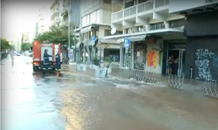 Θεσσαλονίκη: Έσπασε αγωγός ύδρευσης και πλημμύρισε η οδός Ερμού!