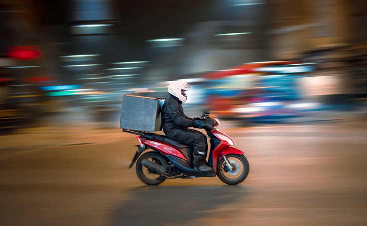 Delivery: Nέοι κανόνες για τους εργαζόμενους – Τι προβλέπει η ΚΥΑ