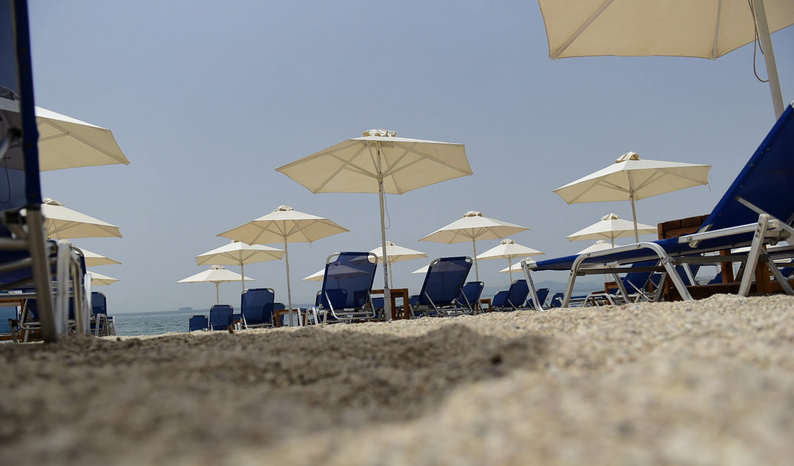 ΕΛ.ΑΣ.: 16 συλλήψεις για παράνομες ξαπλώστρες σε Κυκλάδες και Ιόνια νησιά
