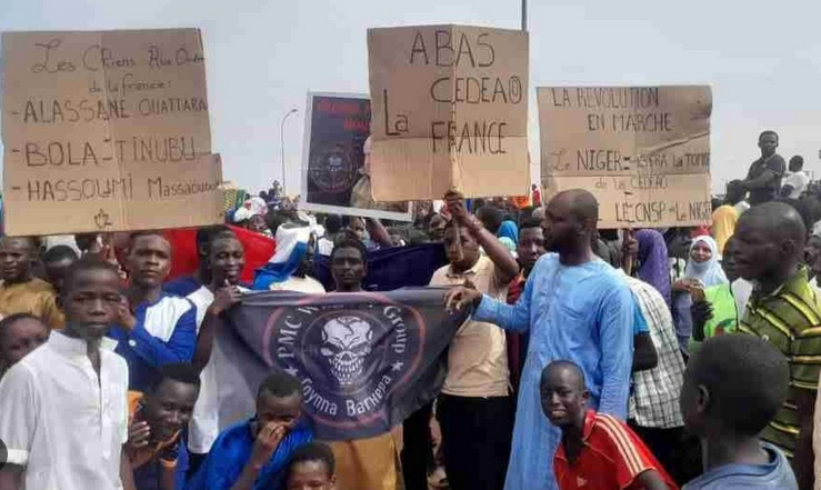 Γάλλοι Γερουσιαστές κατακεραυνώνουν τον Μακρόν: “Χάσαμε όλη την Αφρική” – Χιλιάδες πολιορκούν την γαλλική βάση στο Νίγηρα: “Βάγκνερ σώσε μας – Έξω η Γαλλία”