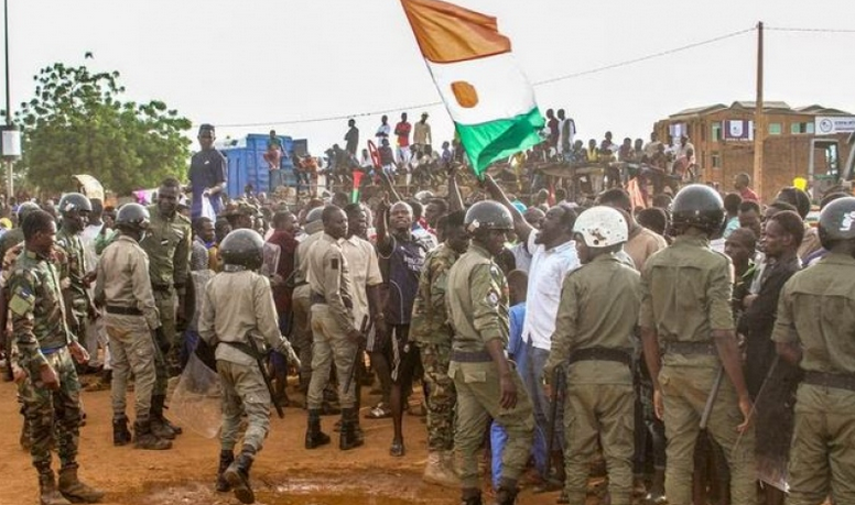 Επικίνδυνα διχασμένη η Δυτική Αφρική για την εισβολή στον Νίγηρα – Παγκόσμια αγωνία για τις δραματικές εξελίξεις