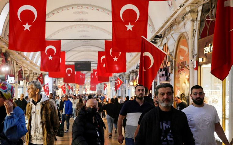 Τουρκία: Οι άνθρωποι του προέδρου «ψαρεύουν» επενδυτές, αλλά η φτώχεια είναι αμείλικτη