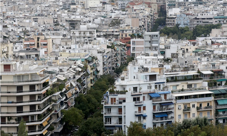 Αντιδρά η Ευρώπη για παρόμοια προγράμματα: Αλλά η Ελλάδα διπλασίασε το απαιτούμενο ποσό επένδυσης για τη λεγόμενη “χρυσή βίζα” σε κάποιες δημοφιλείς περιοχές της χώρας