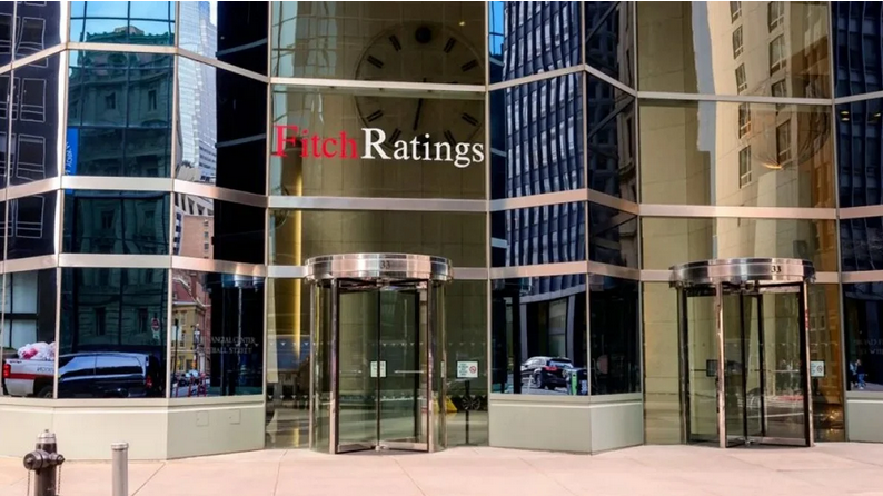 «Καμπανάκι» Fitch για υποβαθμίσεις αμερικανικών τραπεζών