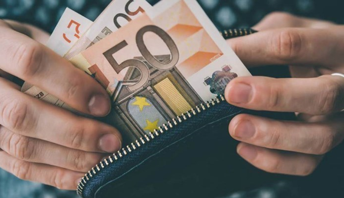 Επιταγή ακρίβειας, αυξημένο επίδομα θέρμανσης και φοροελαφρύνσεις – Στο τραπέζι νέα μέτρα στήριξης