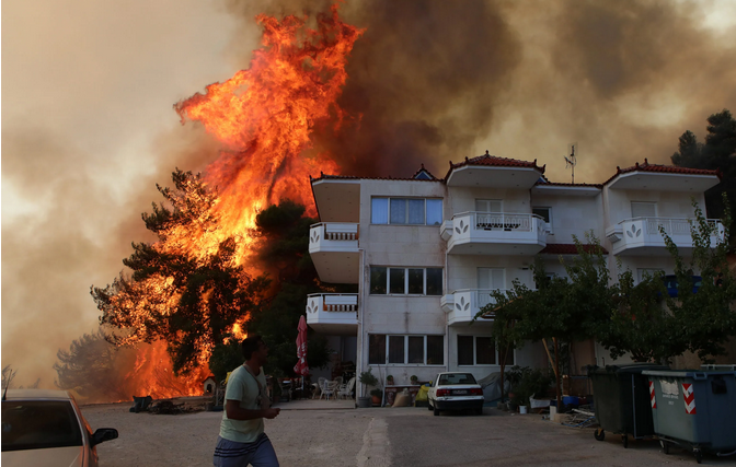 Φωτιά στην Φυλή: «Εκτός ελέγχου η πυρκαγιά, χρειαζόμαστε εναέρια μέσα» λέει στο enikos.gr o δήμαρχος