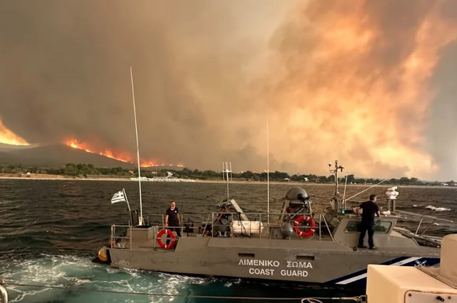 Φωτιά στην Αλεξανδρούπολη: Συγκλονιστικές εικόνες από τον απεγκλωβισμό 40 πολιτών δια θαλάσσης