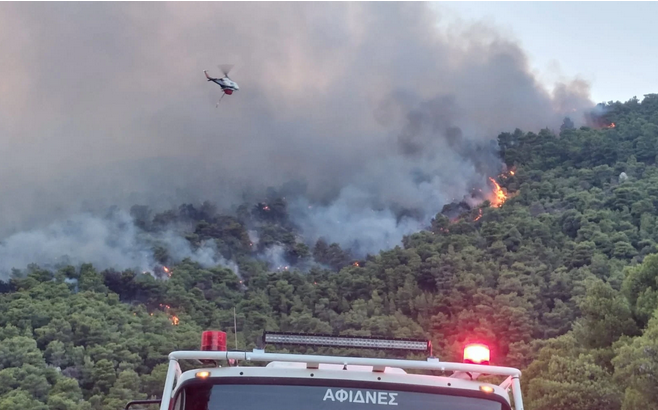 Φωτιά στην Πάρνηθα: Μάχη για να σωθεί ο Εθνικός Δρυμός