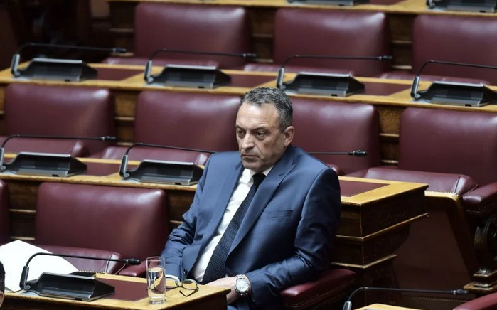 Σπαρτιάτες: «Ο κ. Στίγκας ή θα πρέπει να προσαρμοστεί ή να αποχωρήσει» – Το παρασκήνιο της μεγάλης κρίσης