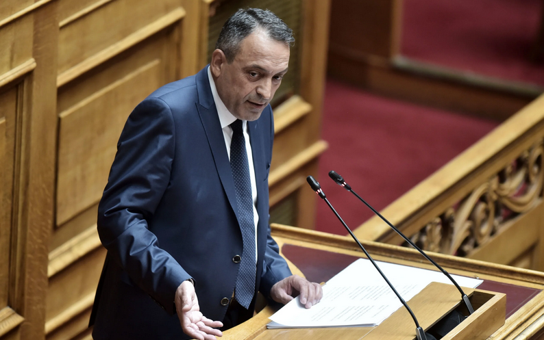 Σπαρτιάτες: Διέγραψε τρεις βουλευτές ο Βασίλης Στίγκας