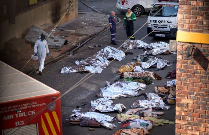 Αυξάνονται οι νεκροί στην «κόλαση» του Γιοχάνεσμπουργκ: Τουλάχιστον 73 πτώματα ανασύρθηκαν!
