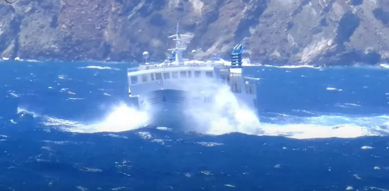 Βίντεο: Η «μάχη» του «Σκοπελίτη» με τα κύματα και τους ισχυρούς ανέμους