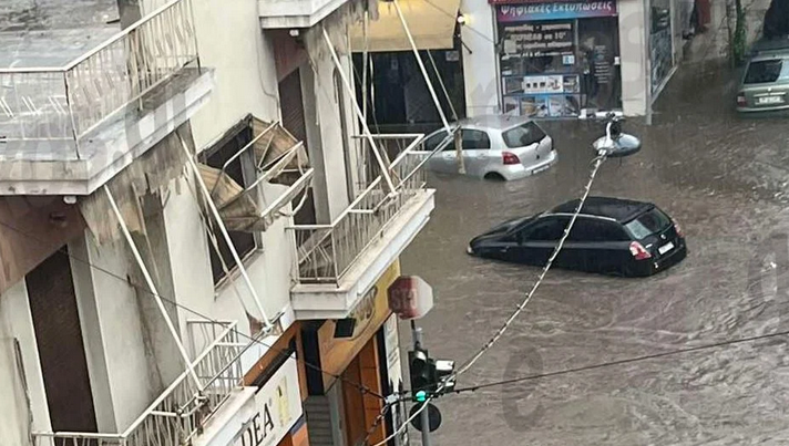 Η κακοκαιρία Daniel δείχνει τα «δόντια» της και στην Αττική. Η ισχυρή νεροποντή που σημειώθηκε το απόγευμα της Τετάρτης (6/9) είχε ως αποτέλεσμα να πλημμυρίσουν δρόμοι σε περιοχές του λεκανοπεδίου, όπως στον Νέο Κόσμο. Advertisement Όπως φαίνεται στις εικόνες που έστειλε αναγνώστης του enikos.gr, η οδός Φραντζή έχει πλημμυρίσει και τα αυτοκίνητα είναι ακινητοποιημένα λόγω της συσσώρευσης των υδάτων. Σύμφωνα με τον αναγνώστη, οδηγοί έχουν εγκλωβιστεί μέσα στα οχήματά τους. Δείτε τις εικόνες: