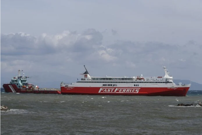 Τέλος στην οδύσσεια για τους επιβάτες του «Fast Ferries Andros» – Έδεσε στο λιμάνι της Ραφήνας μετά από 18 ώρες