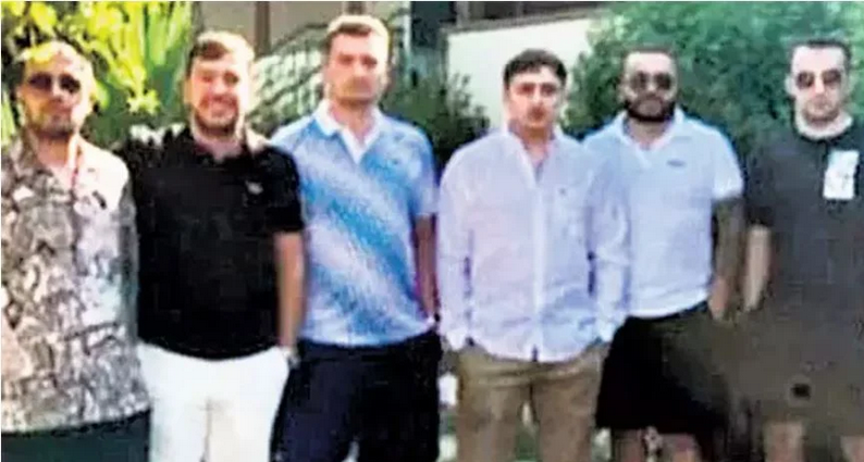 Στο φως φέρνει η τουρκική εφημερίδα Milliyet τα ονόματα των έξι θυμάτων που «γάζωσαν» εκτελεστές στην Αρτέμιδα, ενώ δημοσιεύει και φωτογραφία τους. Τα ΜΜΕ της γείτονος παρακολουθούν όσα συνέβησαν το απόγευμα της Δευτέρας και αναφέρονται και στη δράση της συμμορίας Τούρκων εκτελεστών, γνωστής ως «Daltons» που κατηύθυνε ο Τούρκος αρχιμαφιόζος Μπαρίς Μπογιούν, ο οποίος φέρεται να είναι φυγάς στην Ιταλία. Μακελειό στην Αρτέμιδα: Πώς στήθηκε η ενέδρα θανάτου στους 6 Τούρκους – Στο μικροσκόπιο μαρτυρίες για τους δράστες Advertisement Νεκροί είναι, σύμφωνα με την τουρκική εφημερίδα, οι Αμπντουραχμάν Τεκρού, Οζκάν Καάν Τοζλού, Μπαρίς Τσαγάν, Ομέρ Κανζά και Μπουράκ Ταχμάζ. Ο Μπουγιούν φημίζεται για τη συμμορία πληρωμένων δολοφόνων με μοτοσικλέτες που έχει ιδρύσει στην Κωνσταντινούπολη και έχει δεχθεί στο παρελθόν επιθέσεις στο εξωτερικό. Αρτέμιδα: Συμπληρώθηκε το παζλ της δολοφονίας των «έξι» – Η συμπλοκή στη Γαλλία και η βεντέτα με αντίπαλη συμμορία – ΑΠΟΚΛΕΙΣΤΙΚΟ Αρτέμιδα Μακελειό Μπαρίς Μπογιούν Σύμφωνα με την Milliyet, μετά τη δολοφονία έγινε ανάρτηση σε λογαριασμό στο TikTok με την ονομασία «Red Kit gang» που αναφέρει «πήραμε την εκδίκησή μας, ανεβάζοντας βίντεο και φωτογραφίες. Άλλη ανάρτηση του ίδιου λογαριασμού φέρεται να δείχνει τους 6 νεκρούς. Μακελειό στην Αρτέμιδα: Εντοπίστηκε το κρησφύγετο των έξι θυμάτων – Οι νέες πληροφορίες Μάλιστα, η εφημερίδα αναφέρει ότι η ΕΛ.ΑΣ επικοινώνησε με τις τουρκικές Αρχές προκειμένου να διαπιστώσει εάν είναι αληθινές οι αναρτήσεις, αλλά και πληροφορίες σχετικά με τα θύματα. Μυστήριο με τον έβδομο ένοικο του σπιτιού Και έβδομο άτομο έμενε στο σπίτι που είχαν νοικιάσει οι έξι Τούρκοι στην Αρτέμιδα, σύμφωνα με τον πρόεδρο των αστυνομικών υπαλλήλων ΝΑ Αττικής, Γιώργο Καλλιακμάνη. Ο ίδιος μιλώντας για το μακελειό με τις έξι εκτελέσεις εκτίμησε ότι τα θύματα βρίσκονταν στην Ελλάδα για να κρυφτούν αλλά κάποιος τους «έδωσε». Όπως είπε στον ΑΝΤ1 και την εκπομπή «Καλημέρα Ελλάδα» ο κ. Καλλιακμάνης, ενδεχομένως το έβδομο άτομο να ήταν εκείνο που συνελήφθη στο Ελευθέριος Βενιζέλος, στην κατοχή του οποίου βρέθηκαν σφαίρες, για τις οποίες δεν είχε εξηγήσεις για το πώς τις είχε πάνω του. Όπως όλα δείχνουν, τα θύματα έφυγαν βιαστικά, αφού ήταν έξι άτομα μέσα σε ένα πενταθέσιο όχημα, με πλαστές πινακίδες. Μέχρι στιγμής έχει ταυτοποιηθεί μόνο ένας εξ αυτών και πρόκειται για άτομο που είχε περάσει στη χώρα από τον Έβρο. Οι υπόλοιποι, σύμφωνα με τον Γιώργο Καλλιακμάνη, ήρθαν στην Ελλάδα μέσω κάποιου νησιού, «για να περάσουν απαρατήρητοι».