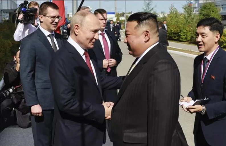 Συνάντηση Πούτιν- Κιμ Γιονγκ Ουν: «Χαίρομαι που σας βλέπω» – Η χειραψία 40 δευτερολέπτων στο κοσμοδρόμιο της Ρωσίας