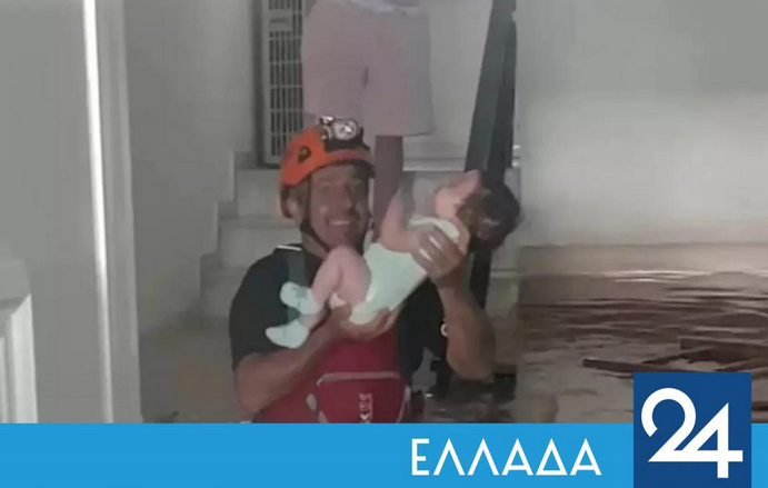«Ψυχούλα μου» – Διασώστης της ΕΜΑΚ διασώζει μωράκι από πλημμυρισμένο σπίτι